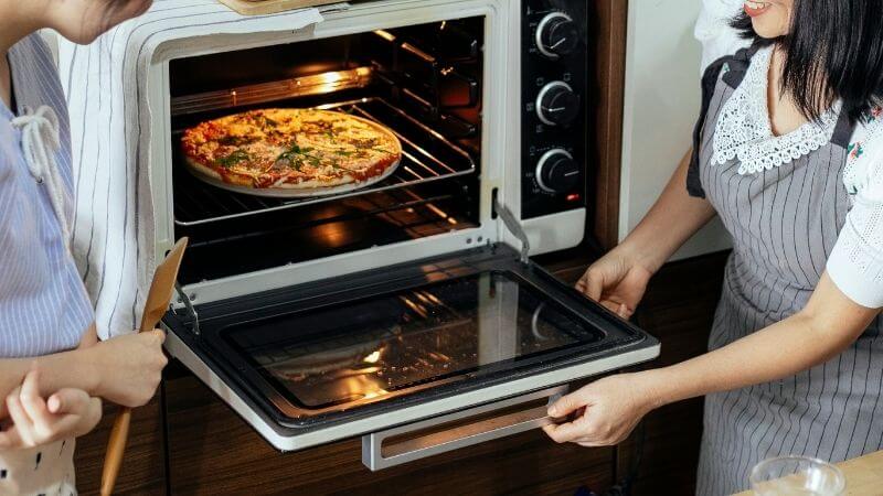 mini horno cocinando pizza