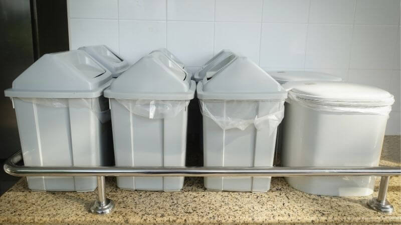 cubos de basura y reciclaje en cocina