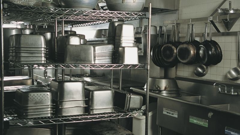estanterias metalicas de cocina con utensilios